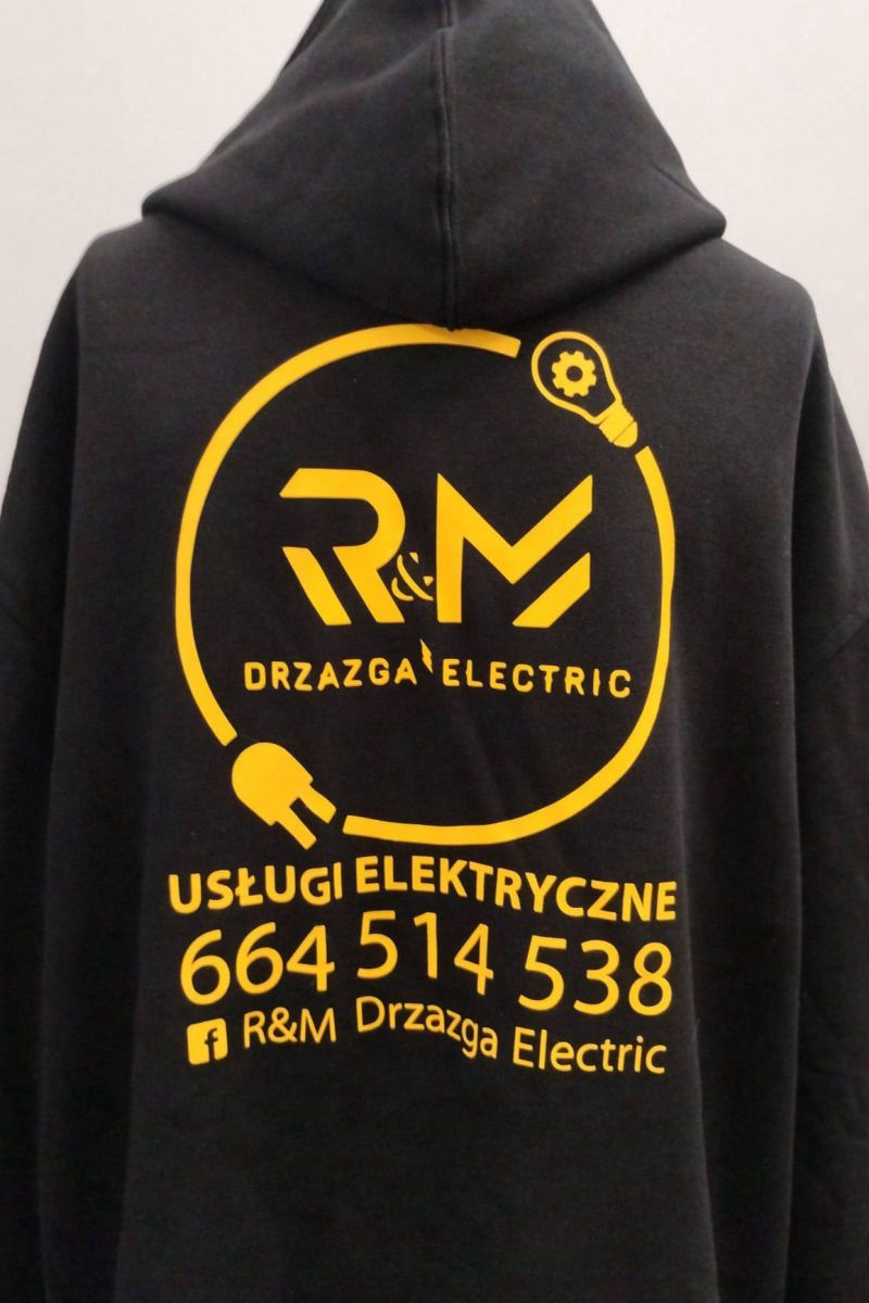 Czarna bluza z nadrukiem logo firmy elektrycznej