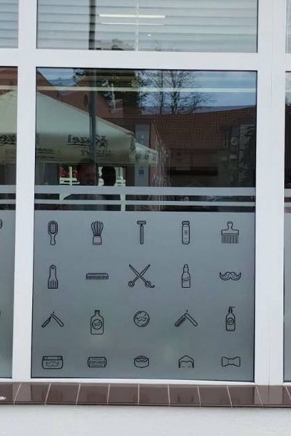 Grafika naklejona na witrynie lokalu