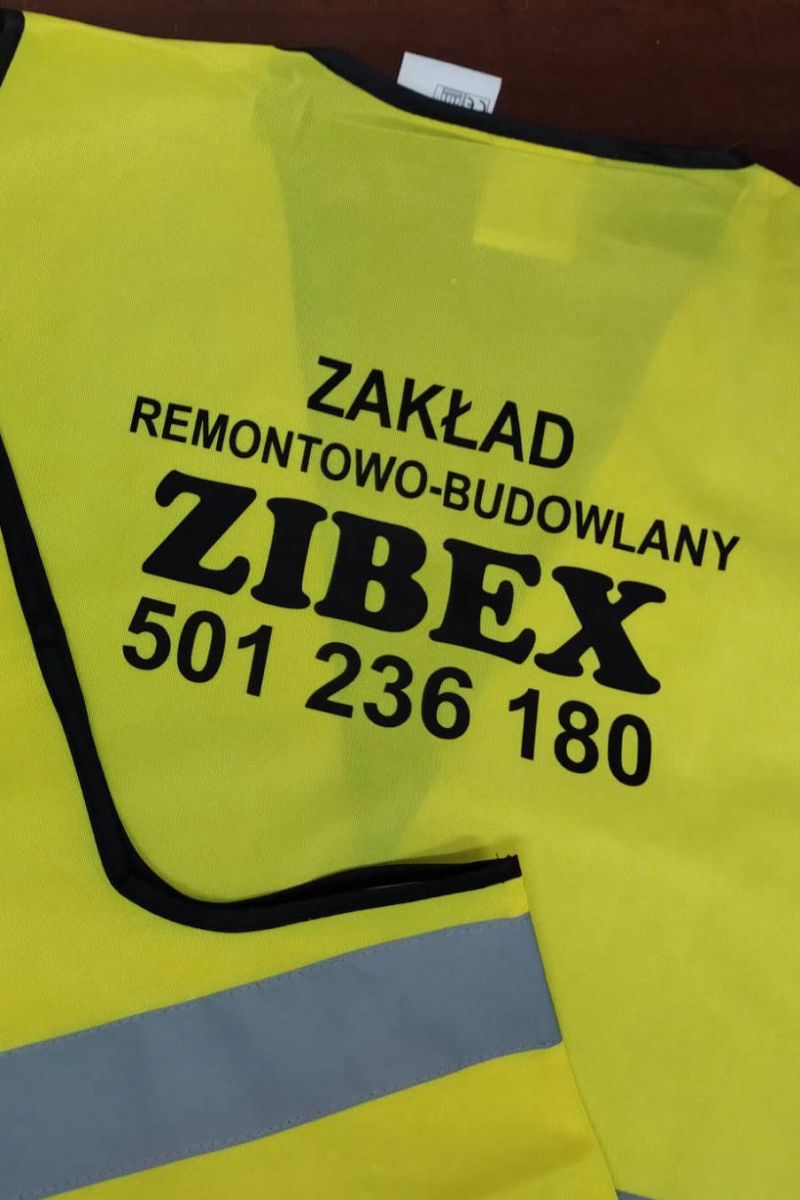 Żółta kamizelka odblaskowa z nadrukiem firmy budowlanej